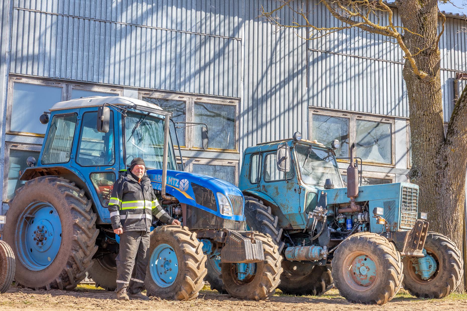 Külmoja talu peremees Mart Kalluste kahe sarnase masina taustal, millest ühe puhul on tegemist tuuningtraktoriga. Oma masinapargi koguväärtust Kalluste hinnata ei oska, kuid uunikumid kipuvad pigem hinda kasvatama kui kahandama. Kabiiniga põka hind jääb praegu orienteerivalt 5000 euro ringi ja Bellarusi hind 10 000 euro kanti. FOTOD: Aigar Nagel
